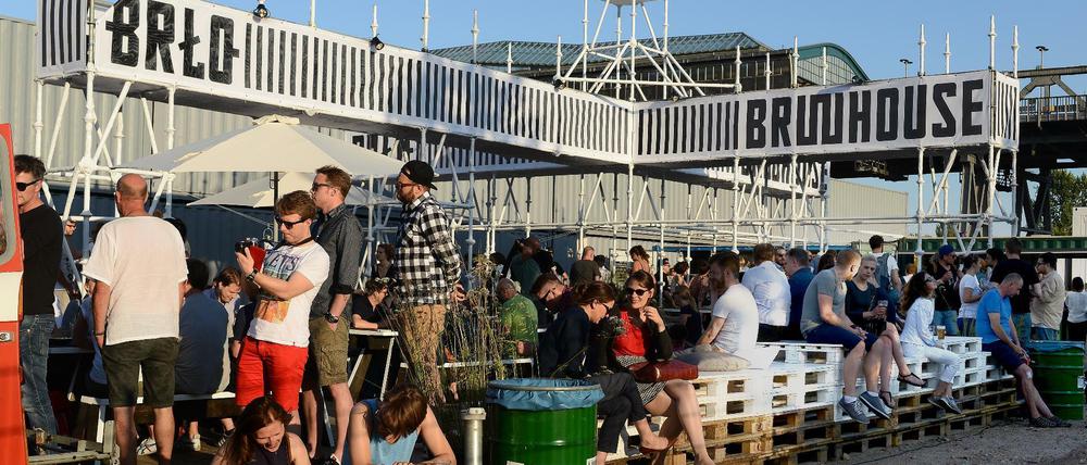 Container und schlichte Tische: Das "Brlo Brwhouse" in Kreuzberg.