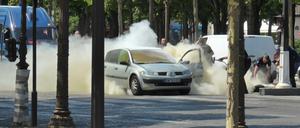 Polizisten löschen am Montag auf den Champs Elysees in Paris das Auto, mit dem Mann zuvor ein Fahrzeug der französischen Gendarmerie gerammt hatte.