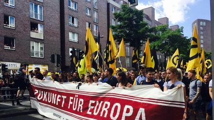 Mehrere hundert Identitäre zogen am Samstag durch Mitte.