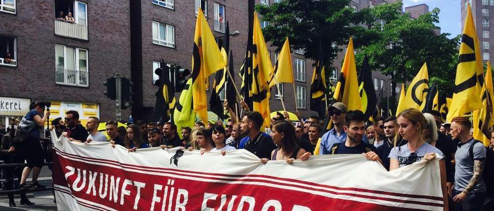 Mehrere hundert Identitäre zogen am Samstag durch Mitte.