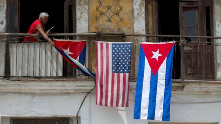 Die US-amerikanische und kubanische Flaggen an einem Haus in Havana auf. 