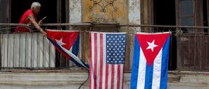 Die US-amerikanische und kubanische Flaggen an einem Haus in Havana auf.