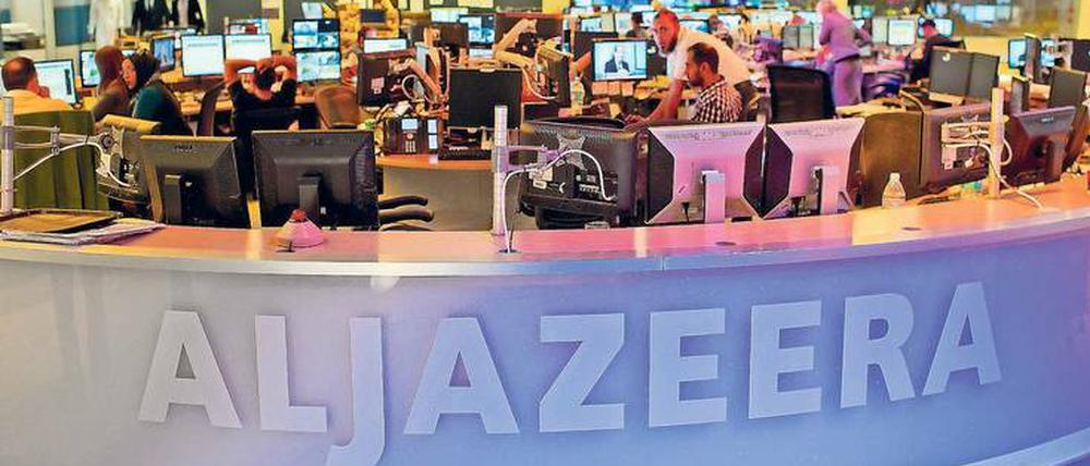 Die Meinung und die Gegenmeinung – mit diesem Slogan ist der arabische Nachrichtensender Al Dschasira (im Bild die englische Schreibweise) angetreten. Aber von diesem Geist im Gründungsjahr 1996 ist wenig geblieben.