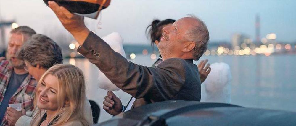 Besoffen vor Glück? Kommissar Borowski (Axel Milberg) feiert im Kieler „Tatort“ sein eigenes Fest des Nordens. Der Krimi am Sonntag schloss die „Tatort“-Saison 2016/17. Foto: NDR
