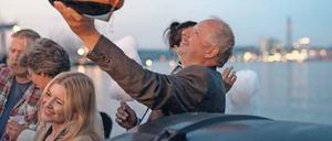 Besoffen vor Glück? Kommissar Borowski (Axel Milberg) feiert im Kieler „Tatort“ sein eigenes Fest des Nordens. Der Krimi am Sonntag schloss die „Tatort“-Saison 2016/17. Foto: NDR