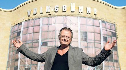 Schöner wird’s nicht. Der Intendant Frank Castorf vor seinem Theater am Rosa-Luxemburg-Platz. Fotografiert anno 2006. 