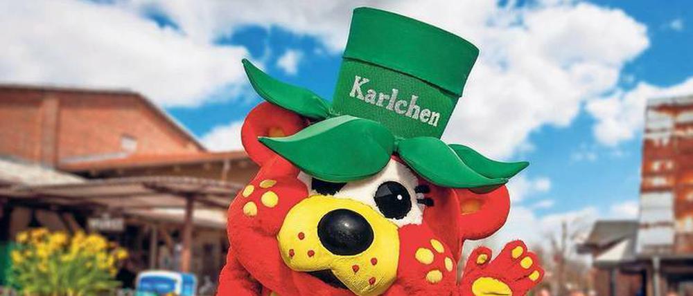 Gute Geschäfte mit der kleinen Beere: Neben dem Erdbeerverkauf (rechts) baut „Karls“ seine Erlebnisdörfer aus. 