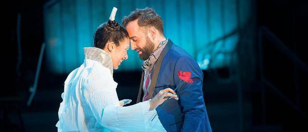 Fremde zu Freunden. Sophia Burgos (Eoa), Peter Tantsis (Georges). 