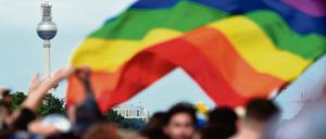 Berlin ist eine Stadt im Zeichen des Regenbogens - der Bundestag kann das Thema dennoch von sich fernhalten.