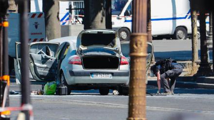 Ein Bombenexperte kontrolliert das Fahrzeug, das zuvor ein Polizeifahrzeug rammte und explodierte. 