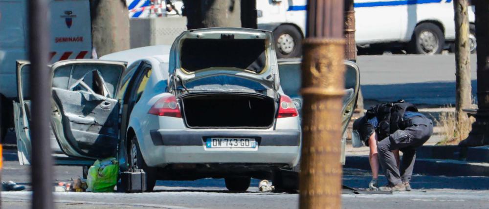 Ein Bombenexperte kontrolliert das Fahrzeug, das zuvor ein Polizeifahrzeug rammte und explodierte.