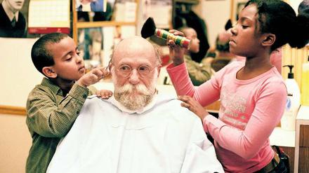 Waschen, Schneiden, Performen: Die Aktion "Haircuts by Children".