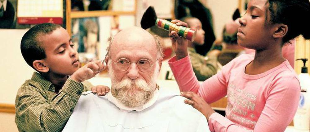Waschen, Schneiden, Performen: Die Aktion "Haircuts by Children".