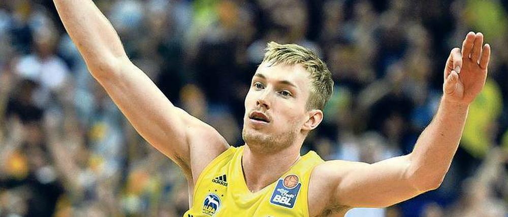 Der Allrounder kann auch jubeln. Der Small Forward Niels Giffey bleibt Alba Berlin zwei weitere Jahre erhalten. 