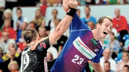 Pascal Hens, 37, Spitzname „Pommes“, ist einer von wenigen deutschen Handballern, die in ihrer Karriere alle großen Titel gewonnen haben: Meisterschaft, DHB-Pokal, Champions League, Europameisterschaft, Weltmeisterschaft. Zuletzt war der Rückraumspieler für Balingen-Weiltstätten aktiv, die Familie lebte weiter in Hamburg. Am vergangenen Wochenende hat Hens seine Laufbahn nun beendet. 