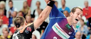 Pascal Hens, 37, Spitzname „Pommes“, ist einer von wenigen deutschen Handballern, die in ihrer Karriere alle großen Titel gewonnen haben: Meisterschaft, DHB-Pokal, Champions League, Europameisterschaft, Weltmeisterschaft. Zuletzt war der Rückraumspieler für Balingen-Weiltstätten aktiv, die Familie lebte weiter in Hamburg. Am vergangenen Wochenende hat Hens seine Laufbahn nun beendet. 