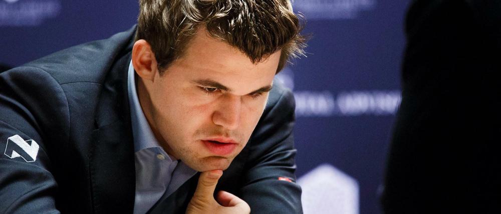 Was nun? Der Norweger Magnus Carlsen, 26, hatte mit dem neunrundigen Superturnier in seiner Heimat kein Glück. Am Ende schrammte er gerade noch an einem Desaster vorbei. Carlsen profitierte von einem schweren Fehler seines Gegners (Archivbild).