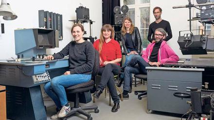 Sehnsucht nach dem Haptischen. Anja Dornieden (v. l.), Iana Stefanova, Laurence Favre, Arne Hector (sitzend) und Jan Rehwinkel gehören zum Kollektiv Labor Berlin.