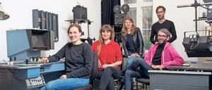 Sehnsucht nach dem Haptischen. Anja Dornieden (v. l.), Iana Stefanova, Laurence Favre, Arne Hector (sitzend) und Jan Rehwinkel gehören zum Kollektiv Labor Berlin.