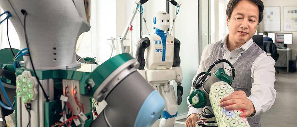 Der künstliche Tastsinn, den Gordon Cheng, der heute auf dem Hauptstadtkongress für Medizin und Gesundheit in Berlin über kognitive Systeme spricht, für Roboter entwickelt hat, soll die Interaktion von Mensch und Maschine verbessern.