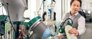 Der künstliche Tastsinn, den Gordon Cheng, der heute auf dem Hauptstadtkongress für Medizin und Gesundheit in Berlin über kognitive Systeme spricht, für Roboter entwickelt hat, soll die Interaktion von Mensch und Maschine verbessern. 