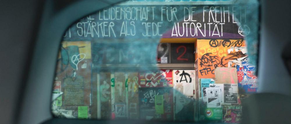 Die zerstörte Scheibe eines Pkw in der Rigaer Straße.