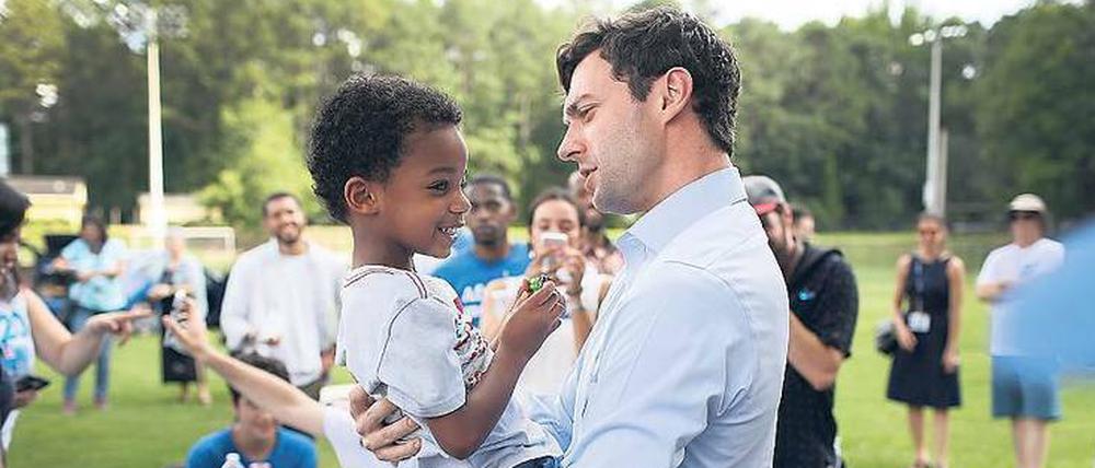 Jon Ossoff erklärt einem Vierjährigen die Politik.