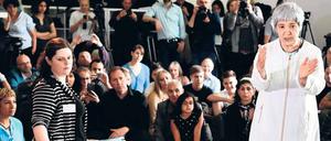 Seyran Ates hält die Eröffnungspredigt in der Moschee in Moabit.