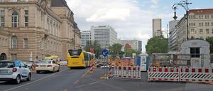 Aktuell behindern die Arbeiten in der Hardenbergstraße den Verkehr in Höhe des Steinplatzes und der Universität der Künste.