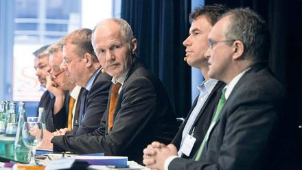 Mister Energiewende. Rainer Baake (3. von rechts) hat genaue Vorstellungen davon, wie in der Bundesrepublik Strom produziert und vertrieben werden soll. Foto: Ullstein-Bild/Rolf Schulten
