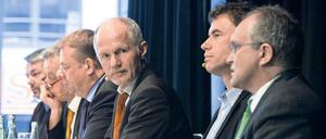 Mister Energiewende. Rainer Baake (3. von rechts) hat genaue Vorstellungen davon, wie in der Bundesrepublik Strom produziert und vertrieben werden soll. Foto: Ullstein-Bild/Rolf Schulten