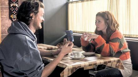 Beziehungsweise Kaffee. Sebastian Fräsdorf alias Jonas Renner und Wiebke Busch (Josefine Preuß) hadern mit dem Leben. 