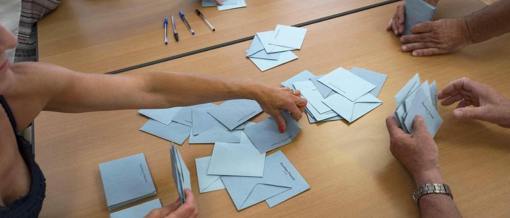 Stimmauszählung nach der Parlamentswahl in Frankreich.