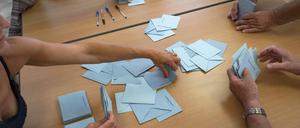 Stimmauszählung nach der Parlamentswahl in Frankreich.