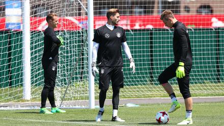Torwart Marc-Andre ter Stegen, Torwart Kevin Trapp, Torwart Bernd Leno (v. l.) rangeln sich um die Position hinter Manuel Neuer
