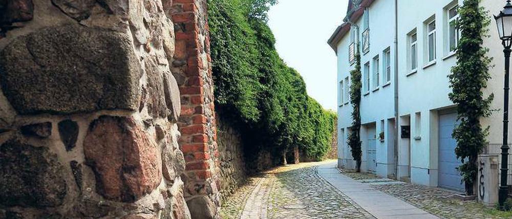 An der Mauer. Große Teile des historischen Bauwerks um die Bernauer Altstadt sind noch erhalten.