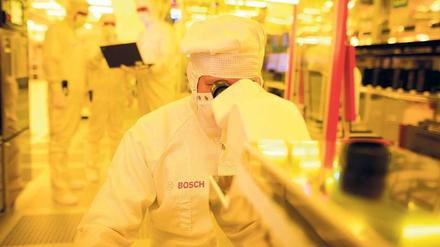 Blick in die Zukunft. In Dresden soll die neue 300-Millimeter-Technologie für Halbleiter-Chips eingesetzt werden. Foto: Christoph Schmidt/dpa