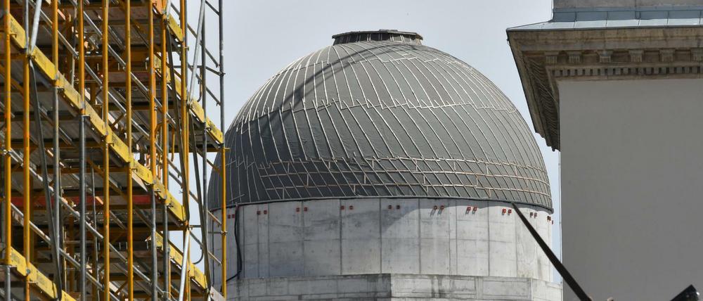 Baustelle der Schlosskuppel, noch ohne Kreuz.