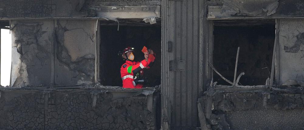 Ein Feuerwehrmann inspiziert am Samstag in London eine Etage des ausgebrannten Hochhauses.