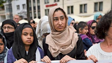 Teilnehmer bei einem Friedensmarsch von Muslimen gegen islamistische Terroranschläge in Köln am Samstag.