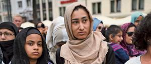 Teilnehmer bei einem Friedensmarsch von Muslimen gegen islamistische Terroranschläge in Köln am Samstag.
