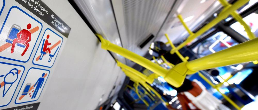 Manspreading ist in Madrid neuerdings verboten.