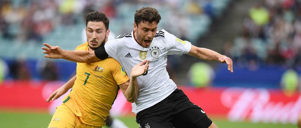 Kein Vorbeikommen für Australien und den künftigen Herthaner Mathew Leckie (l.) gegen Jonas Hector.
