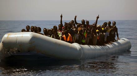 Gerettete Flüchtlinge vor der Küste Libyens.