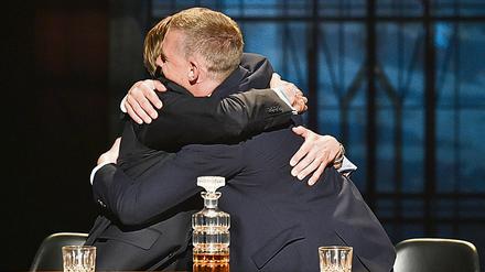 Aufhören, wenn es am Schönsten ist: Joko Winterscheidt (links) und Klaas Heufer-Umlauf nehmen einen letzten Schluck. 