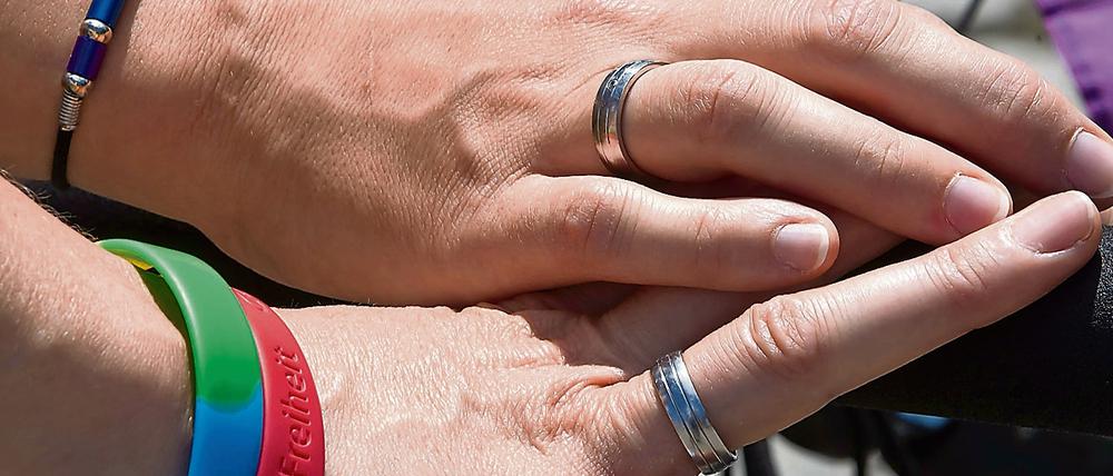 Wenn Schwule oder Lesben heiraten möchten, gibt es bisher nur die Lebenspartnerschaft, aber nicht die Ehe.