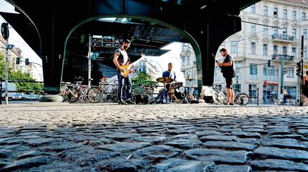 Der Sound der Straße. Besonders gern spielen "Supercomfortable" am U-Bahnhof Eberswalder Straße - auch während der Fête de la Musique.