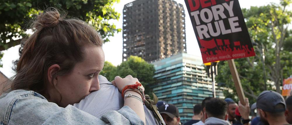 Demonstranten versammelten sich am Freitag am Grenfell-Tower.