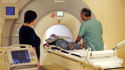 Wie aufwändig darf die Diagnose sein? Der Gemeinsame Bundesausschuss entscheidet, welche Leistungen die gesetzlichen Kassen erstatten. 
