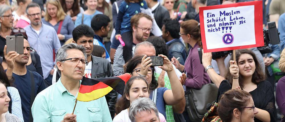 "Nicht mit uns" - unter diesem Titel demonstrierten in Köln etwa tausend statt der erwarteten 10000 Muslime und Nichtmuslime gegen Terror und Gewalt.